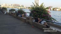 Turis bule gembel di Santichaiprakarn Park, Bangkok.