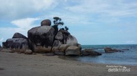 Tumpukan batu granit tengah pantai, ciri khas Turun Aban