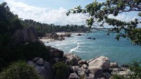 Sisi utara pantai ini adalah Pantai Tanjung Kelayang
