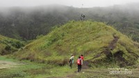 Bukit kecil yang menghiasi danau di Kawah Galunggung