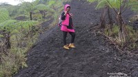 Jalur berpasir menuju lembah di Kawah Galunggung
