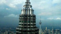 salah satu puncak Menara Kembar Petronas