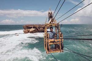 Uji Adrenalin di Pantai Timang, Berani?