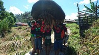Menurunkan perahu ke sungai. Yang bawa minimal 6 orang, nih biar tidak oleng
