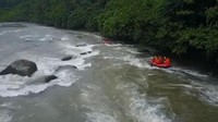 Penampakan arus sungai Air Manna yang cukup deras. Menegangkan!