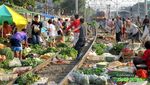 Uji Nyali Belanja di Pasar Pinggir Rel Stasiun Duri