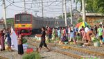 Uji Nyali Belanja di Pasar Pinggir Rel Stasiun Duri