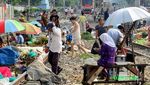 Uji Nyali Belanja di Pasar Pinggir Rel Stasiun Duri