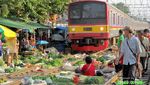 Uji Nyali Belanja di Pasar Pinggir Rel Stasiun Duri