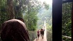 Uji Nyali di Jembatan Gantung Situ Gunung Sukabumi