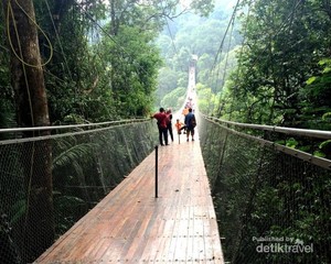 Uji Nyali di Jembatan Gantung Situ Gunung Sukabumi