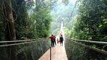 Uji Nyali di Jembatan Gantung Situ Gunung Sukabumi