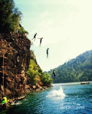 Uji Nyali, Loncat dari Atas Tebing di Mandeh Sumatera Barat