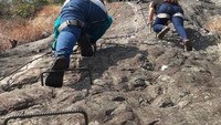 Menanjak vertikal di gunung parang via ferata