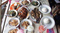 Santab siang berupa sea food di Ujong Blang