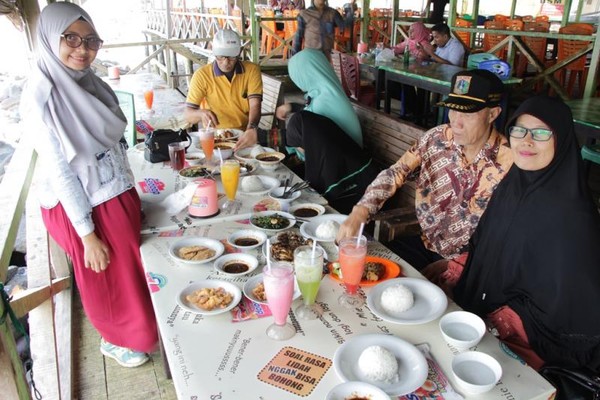 Bersama keluarga menikmati santab siang di Ujong Blang