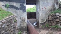 Terdapat meriam di dalam Benteng Jepang