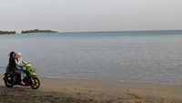 Naik motor di pinggir pantai (Fitraya/detikTravel)