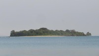 Pulau kecil di Pantai Cinibung (Fitraya/detikTravel)