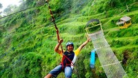 Meluncur di flying fox (Umbul Sidomukti)
