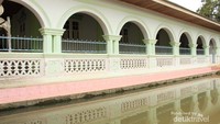 Kolam di sisi samping masjid Ummil Qura