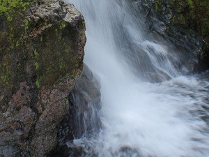 Unik! Ada Air Terjun Cantik Berpasir Putih di Aceh