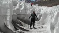 Penitentes yang melebihi tinggi manusia (sumber: Amusing Planet)