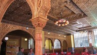 Interior salah satu restoran yang menyediakan makanan halal