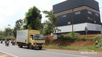 Masjid At-Thoyyibah tampak dari jalan raya