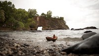 Pantai dengan bebatuan karang dan air laut yang jernih (Nico Wijaya/ACI)