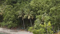 Pasir putih dan bebatuan karang (Nico Wijaya/ACI)