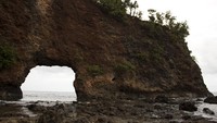 Lubang di tebing Pantai Pintu Kota yang bagaikan pintu raksasa (Nico Wijaya/ACI)