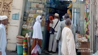 Antrian Jamaah haji Indonesia yang akan berbelanja.