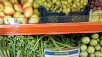 Etalase tempat buah dan sayur