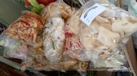 Kalau kangen makan kerupuk, ke Toko Indonesia saja.