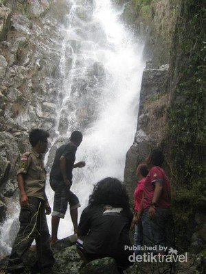 Unik, Air Terjun Berbentuk Hati di Samosir