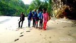 Unik! Batu Berbentuk Ikan Paus di Pantai Bakung, Pacitan