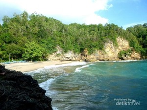 Unik! Batu Berbentuk Ikan Paus di Pantai Bakung, Pacitan