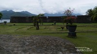 Benteng ini disebut juga Benteng Kayu Merah karena terdapat di Kelurahan Kayu Merah