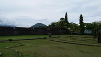 Di bagian depan dibuat taman dengan rumput dan pepohonan hijau