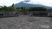 Benteng Kalamata sempat diduduki oleh Spanyol dan Belanda sampai akhirnya dipugar Pemerintah Indonesia di tahun 1994