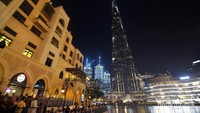 Suasana Burj Khalifa saat malam hari.