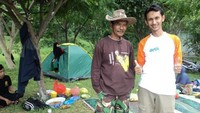 Traveler bersama keluarga yang sedang piknik