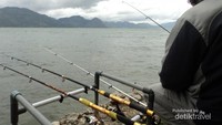 Lagi memancing dengan joran