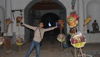 Di depan Benteng Vastenburg