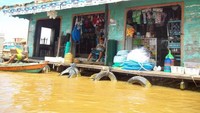 Bisa jajan juga di warung terapung