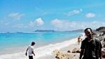 Unik! Pantai di Lombok Punya Air Terjun di Batu Karang Unik! Pantai di Lombok Punya Air Terjun di Batu Karang
