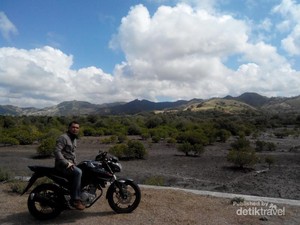 Unik! Pantai di Lombok Punya Air Terjun di Batu Karang