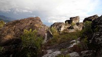 bukit batu yang menghias kawasan pasir putih sumpula
