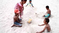 layaknya di pantai sekitar laut, anak-anak wamena menikmati bermain di